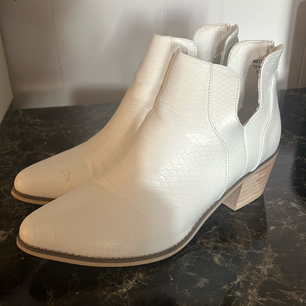 Pierre Dumas West 4 ankle slip on boots with zipper in back, size11.